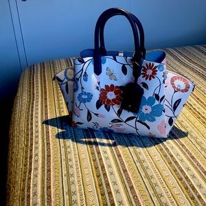 Kate spade beautiful bag. Pictures don’t do it justice